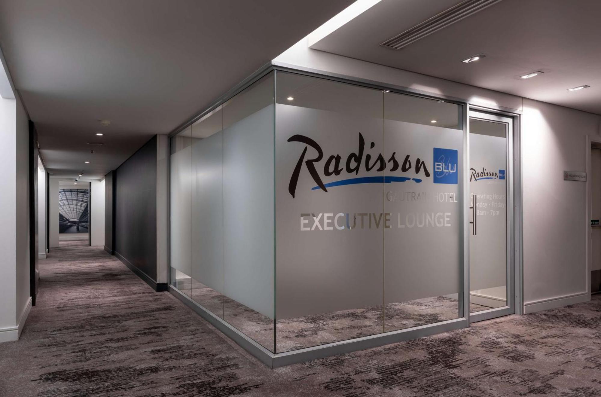 Radisson Blu Gautrain Hotel, Sandton Johannesburg Exterior photo